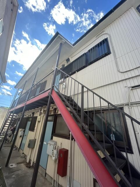 横浜市中区大平町のアパートの外観