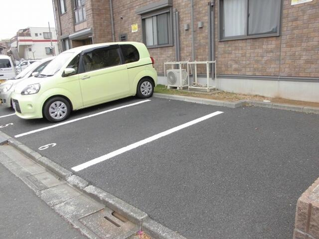 ドルフ・クレセント 弐番館の駐車場