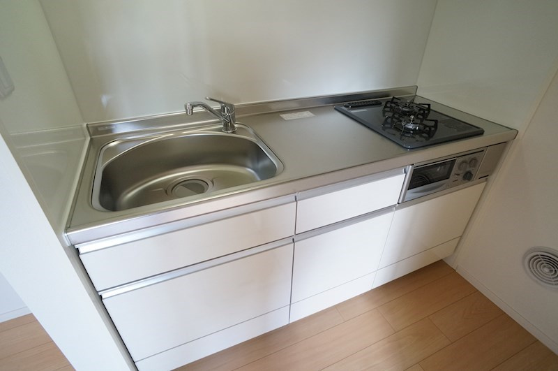 アザレのキッチン|同型参考写真　カウンターキッチン仕様。3口コンロ対応の広々調理スペース。