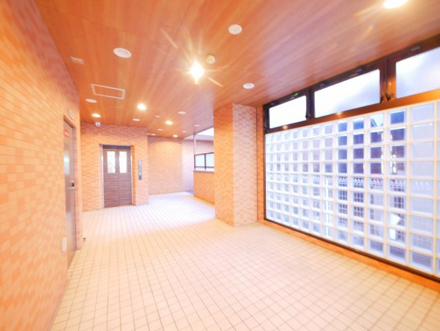 フクダ不動産新大宮マンションのエントランス|落ち着いたエントランスです