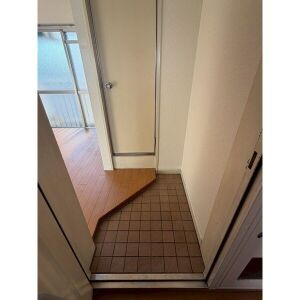 ハートイン中切S棟の玄関