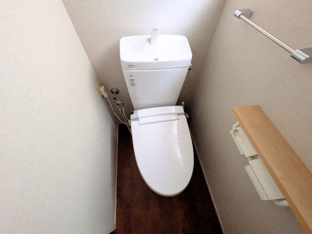 祝谷5丁目戸建てのトイレ|手洗い器とペーパーホルダー棚が付いたトイレです。清潔感のあるすっきりとした空間です。