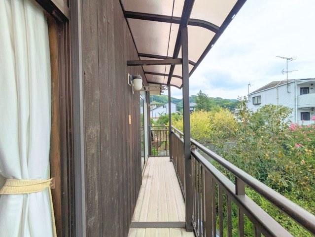 祝谷5丁目戸建てのバルコニー|屋根付きで急な雨でも安心感のあるバルコニーです。周囲の緑を眺めながら心地よく過ごせます。