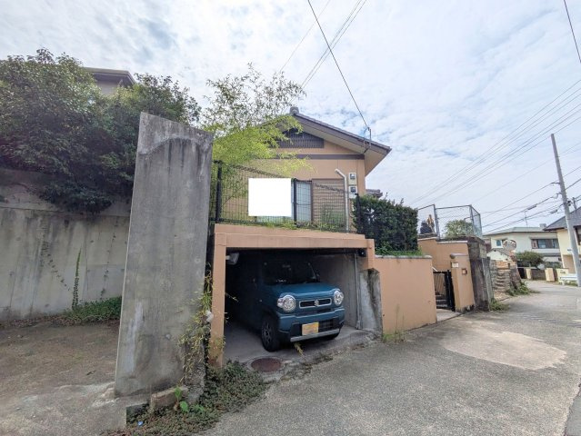 祝谷5丁目戸建ての外観|愛車を雨風から守る掘り込みガレージ付きの一戸建てです。プライバシー面も安心。