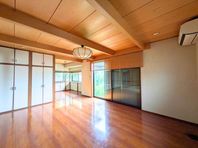 祝谷5丁目戸建ての居間・リビング|大きな窓から豊かな自然光が差し込むリビングです。壁面いっぱいの収納で室内もすっきり整います。
