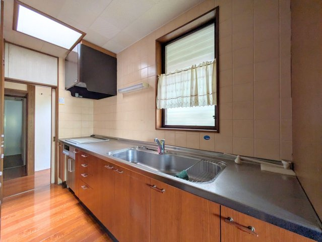 祝谷5丁目戸建てのキッチン|小窓から明るい光が届く壁付けキッチンです。作業スペースが広くお料理もスムーズに捗ります。