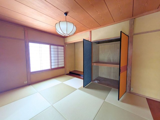 祝谷5丁目戸建ての和室|畳の香りに癒やされる和の空間です。奥行きのある押し入れ付きで、お部屋を広々と使えます。