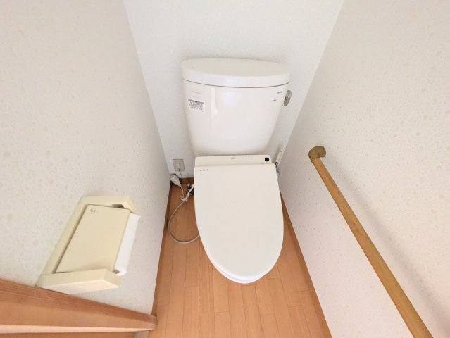 祝谷5丁目戸建てのトイレ|手すり付きでどなたでも安心して使えるトイレです。