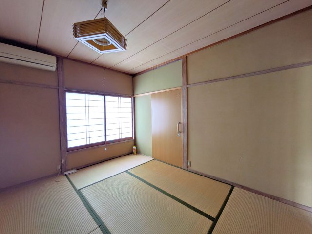 祝谷5丁目戸建ての和室|障子越しにやわらかな光が広がる落ち着いた和室です。客間や寝室としても快適にお使いいただけます。