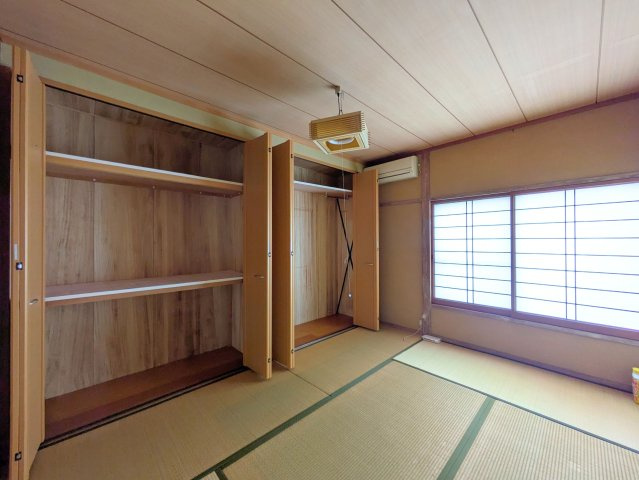 祝谷5丁目戸建ての和室|開口部の広い大型クローゼットを備えた和室です。布団や季節の衣類もまとめてすっきり収まります。