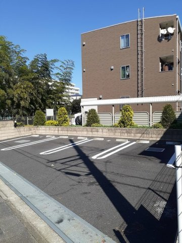 ジュネス・リジェールの駐車場