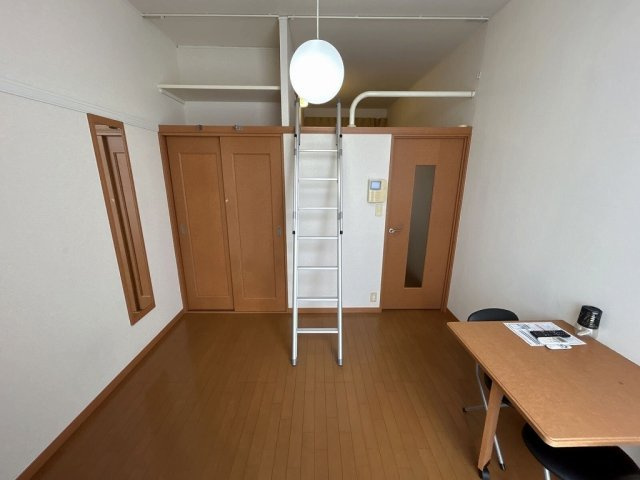 レオパレスシャルムの居間・リビング