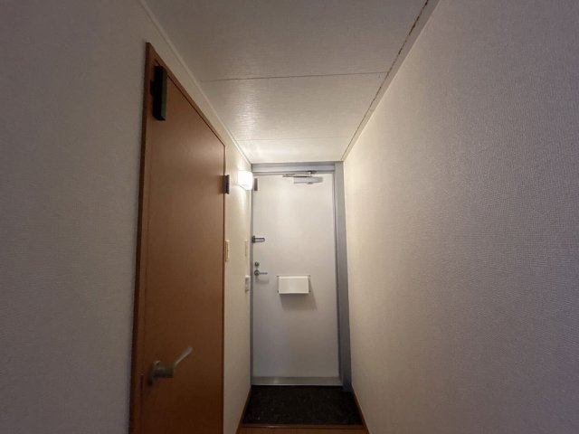 レオパレスシャルムの玄関