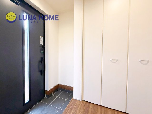 小美玉市羽刈第5　新築戸建　1号棟　平屋の玄関|物件探しから、ご契約手続き、購入後のインテリアデザインまで、トータルでサポートいたします☆
