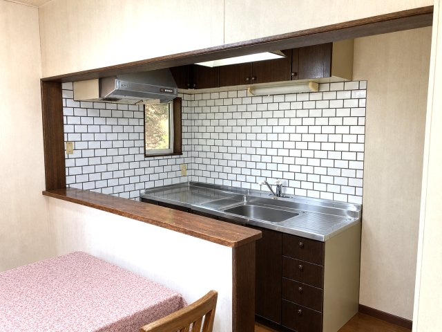小樽市祝津2丁目　戸建のキッチン|開放的で明かりの取れるキッチン♪※CGにより家財道具を削除