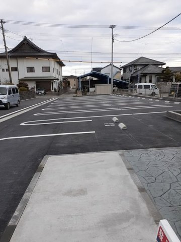 グレイシャス髙尾Ⅲの駐車場