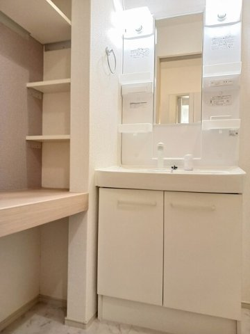 カーサ　アルベロディピノＢの洗面所|明るい洗面所です