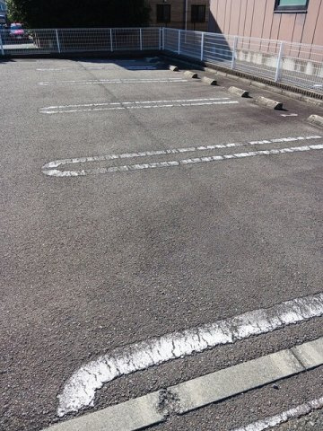 シャロル　ワンの駐車場|駐車スペースもあります