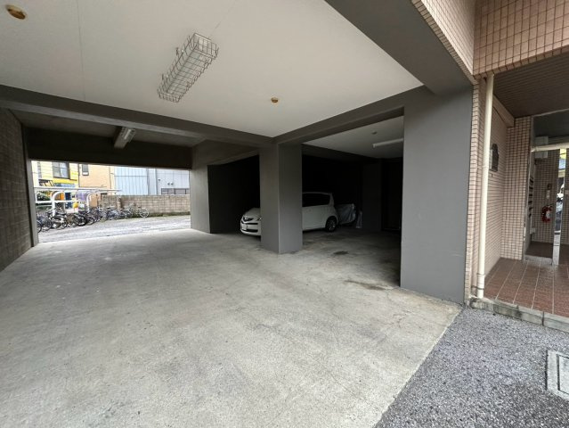 メゾンTANAKAの駐車場
