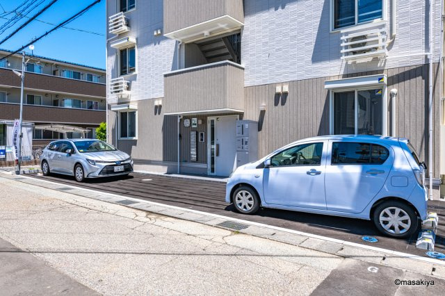 トリシア中御所の駐車場