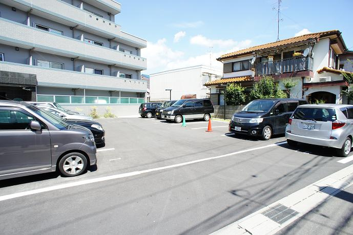 Uluru東向日の駐車場