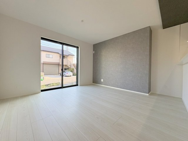 八潮市上馬場　新築戸建の居間・リビング|南向きの陽当たり良好なリビングです
