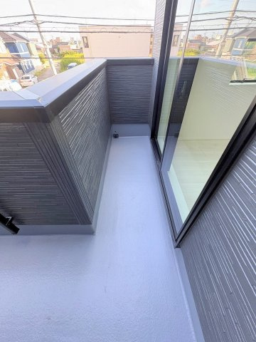 八潮市上馬場　新築戸建のバルコニー|L字バルコニーで洗濯物もたっぷり干せます
