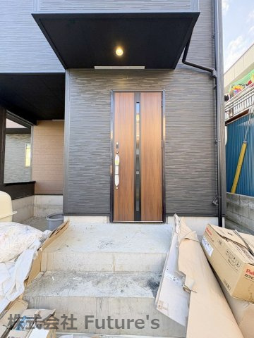 八潮市上馬場　新築戸建のエントランス|玄関アプローチ