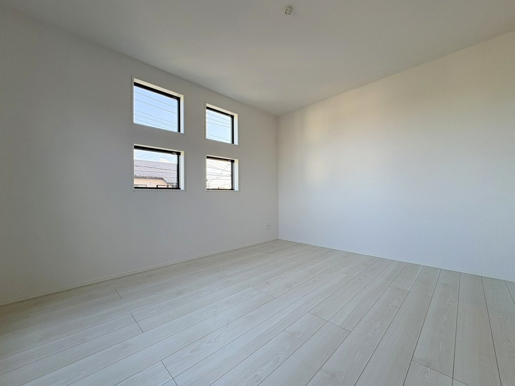 八潮市上馬場　新築戸建の洋室|窓がオシャレな洋室7帖・主寝室としていかがでしょう