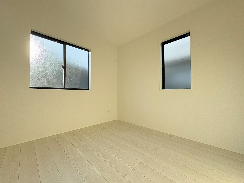 八潮市上馬場　新築戸建の洋室|2面採光の明るい洋室5.25帖・子供部屋としていかがでしょう