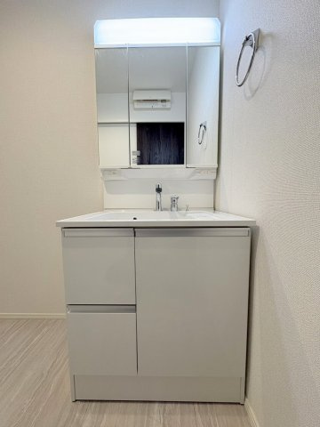八潮市上馬場　新築戸建の独立洗面台|三面鏡付きシャワードレッサーで朝の準備も快適