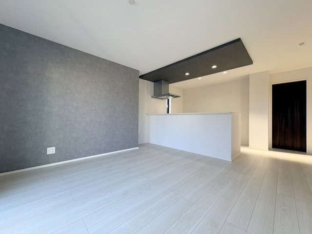 八潮市上馬場　新築戸建の居間・リビング|アクセントクロスがオシャレなリビングです
