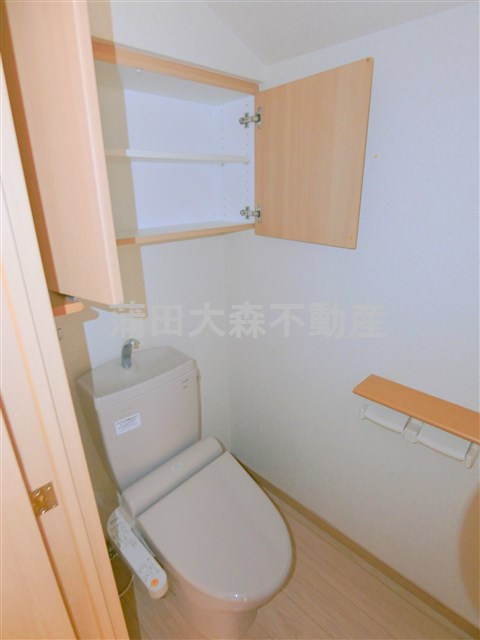 ルーブル蒲田南弐番館のトイレ|吊戸棚収納と温水洗浄便座付きのトイレ
