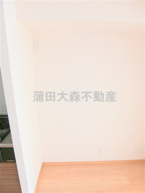 ルーブル蒲田南弐番館のキッチン|冷蔵庫置場　区切られていないので大きなサイズもOKです。