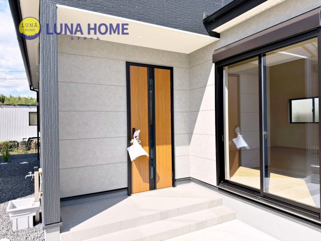 小美玉市希望ケ丘1期　新築戸建　3号棟の玄関|マイホーム探しはベテラン揃いのLUNA HOME《ルナホーム》にお任せください♪