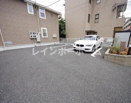 ノーブルヒルズの駐車場