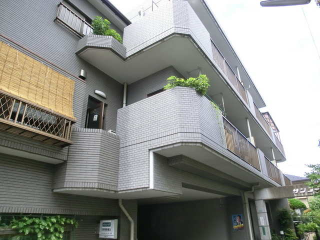 サンコートの外観|静かな住環境の鉄筋コンクリートマンションです♪