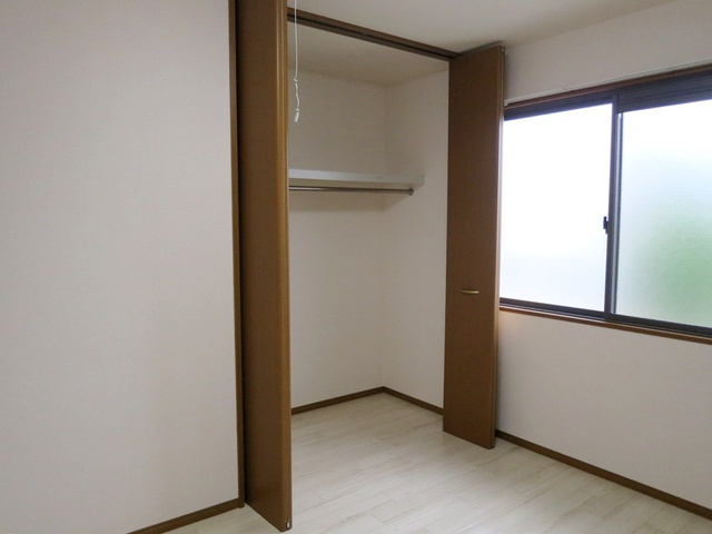 ドルフクレセント弐番館の収納|荷物も収納でき、洋服がたくさん掛けられます♪