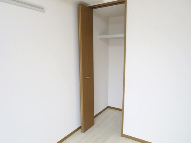 ドルフクレセント弐番館の収納|掃除機など、かさばるものが収納できます♪