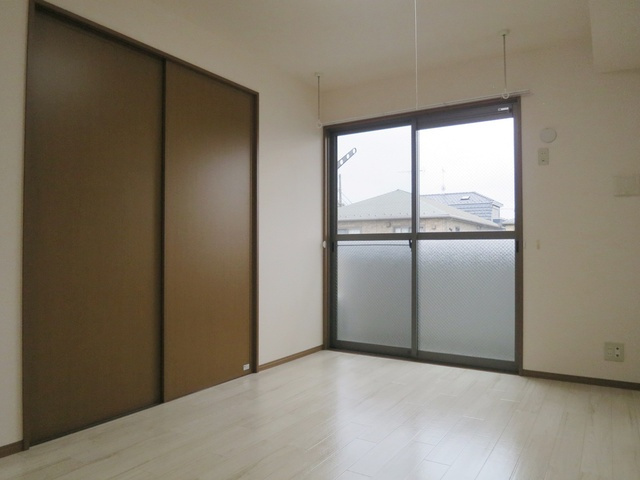 ドルフクレセント弐番館の洋室|窓からの陽があたたかい居室です。