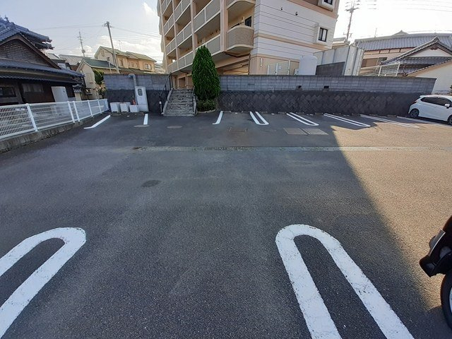 ステートリーマンション鷲崎の駐車場