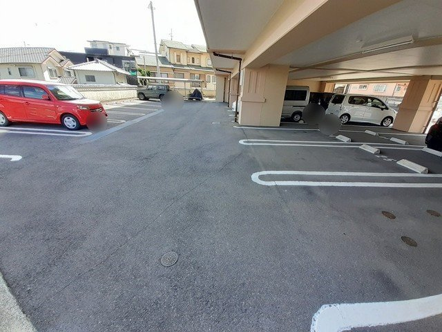 ステートリーマンション鷲崎の駐車場