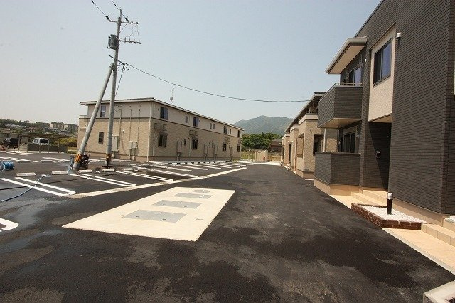 シャインＢの駐車場