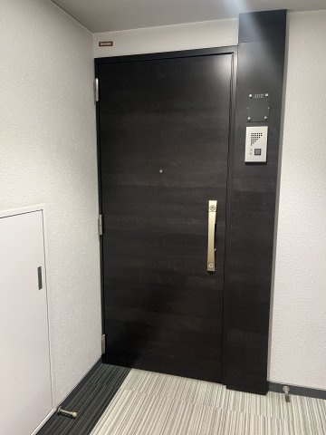 骨董通りビルの玄関