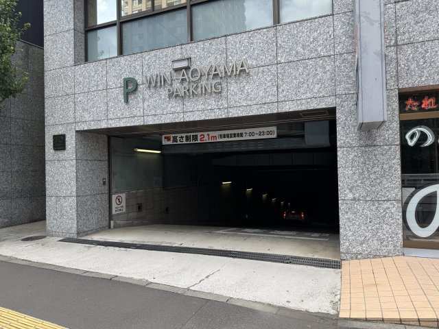 ウィン青山の駐車場
