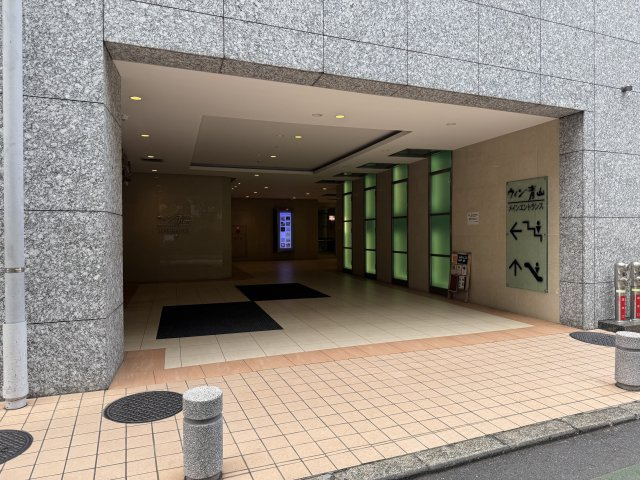 ウィン青山のエントランス