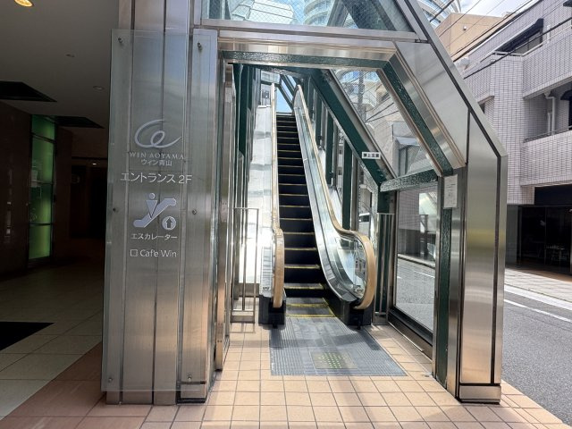 ウィン青山のエントランス