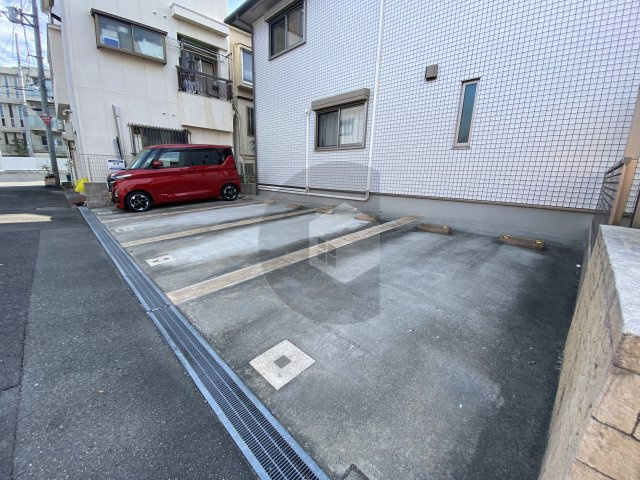 Lacine Yokonumaの駐車場