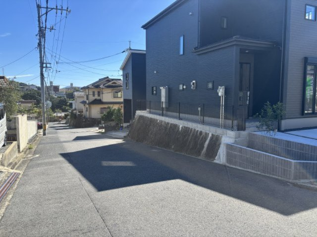 西区己斐上2丁目の前面道路含む現地写真|閑静な住宅地です。
