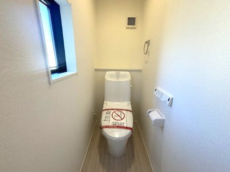 西区己斐上2丁目のトイレ|2階にもトイレを設置。夜間や忙しい朝も混み合わず、家族みんなが快適です。